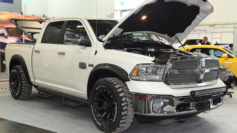 Ein Dodge Ram 1500 steht mit geöffneter Motorhaube zur Präsentation auf einer Automesse. | Bild: picture alliance / Revierfoto/Revierfoto/dpa | Revierfoto Ein Dodge Ram 1500 steht mit geöffneter Motorhaube zur Präsentation auf einer Automesse.