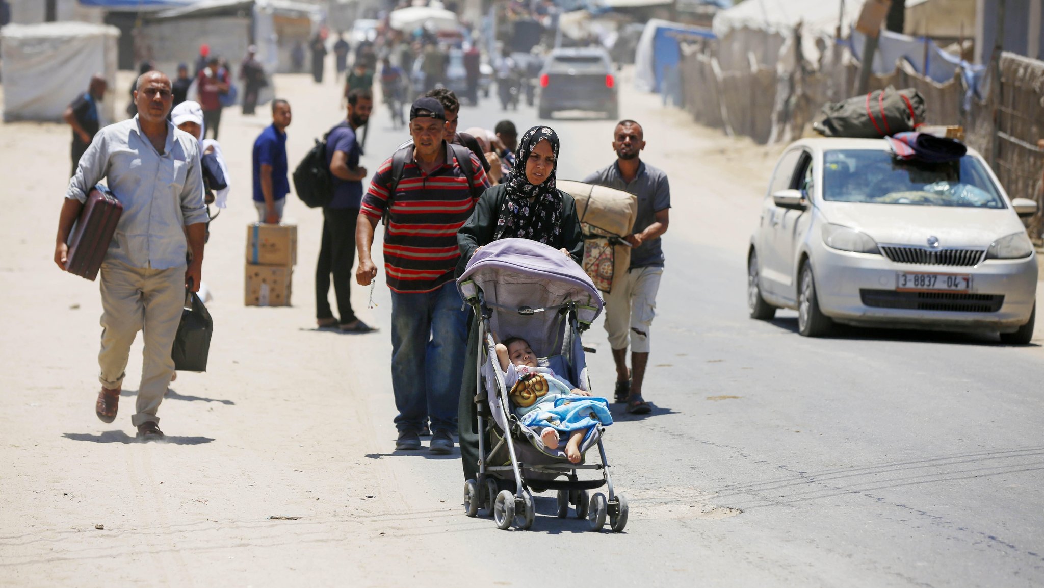 Palestinians are seen moving toward areas they believe to be safer, carrying their belongings, after an evacuation warning by the Israeli army in Deir al-Balah | Bild: picture-alliance/dpa Palestinians are seen moving toward areas they believe to be safer, carrying their belongings, after an evacuation warning by the Israeli army in Deir al-Balah