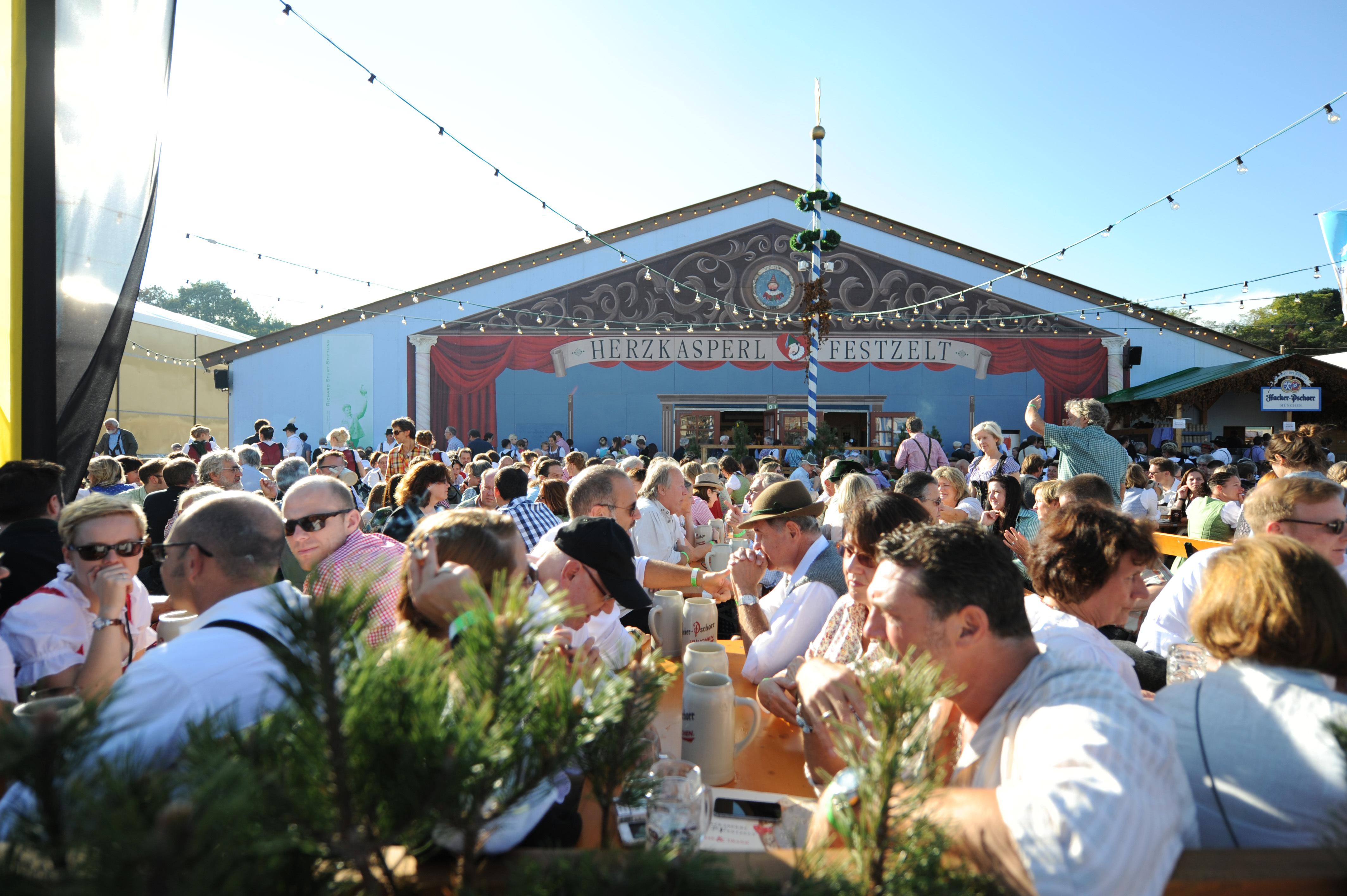Oktoberfestbesucher im Biergarten des Herzkasperlzelts auf der Oidn Wiesn.