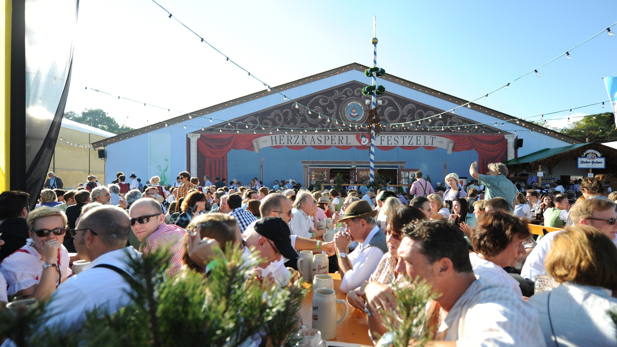 Oktoberfestbesucher im Biergarten des Herzkasperlzelts auf der Oidn Wiesn.