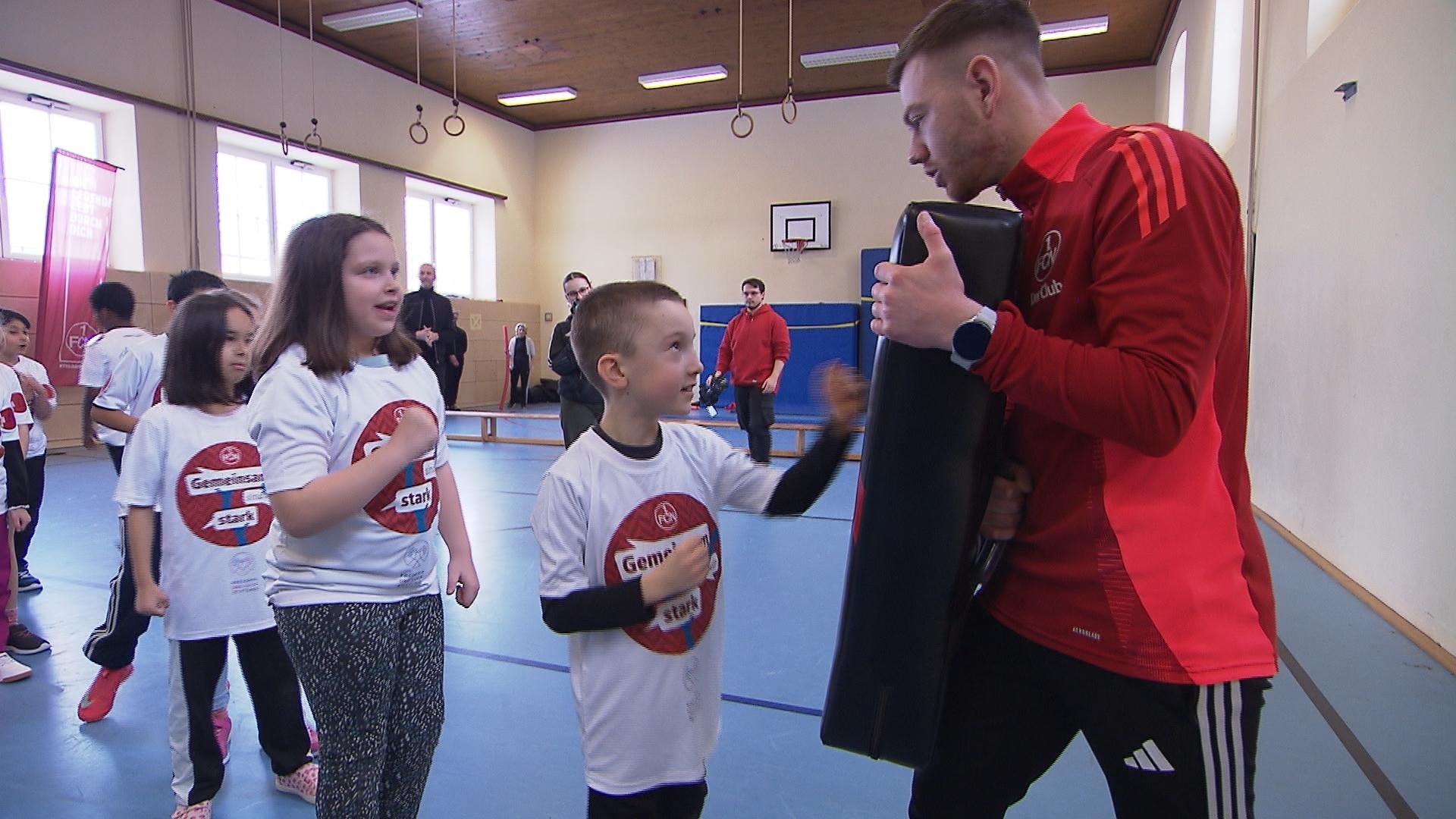 Kinder boxen gegen eine Matte. Die Kinder der 2g der Nürnberger Konrad-Groß-Schule nehmen am Projekt "Gemeinsam sind wir stark" der Frederik & Luca-Stiftung teil.