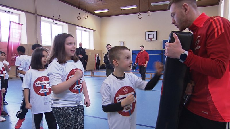Kinder boxen gegen eine Matte. Die Kinder der 2g der Nürnberger Konrad-Groß-Schule nehmen am Projekt "Gemeinsam sind wir stark" der Frederik & Luca-Stiftung teil. | Bild: BR Kinder boxen gegen eine Matte. Die Kinder der 2g der Nürnberger Konrad-Groß-Schule nehmen am Projekt "Gemeinsam sind wir stark" der Frederik & Luca-Stiftung teil.