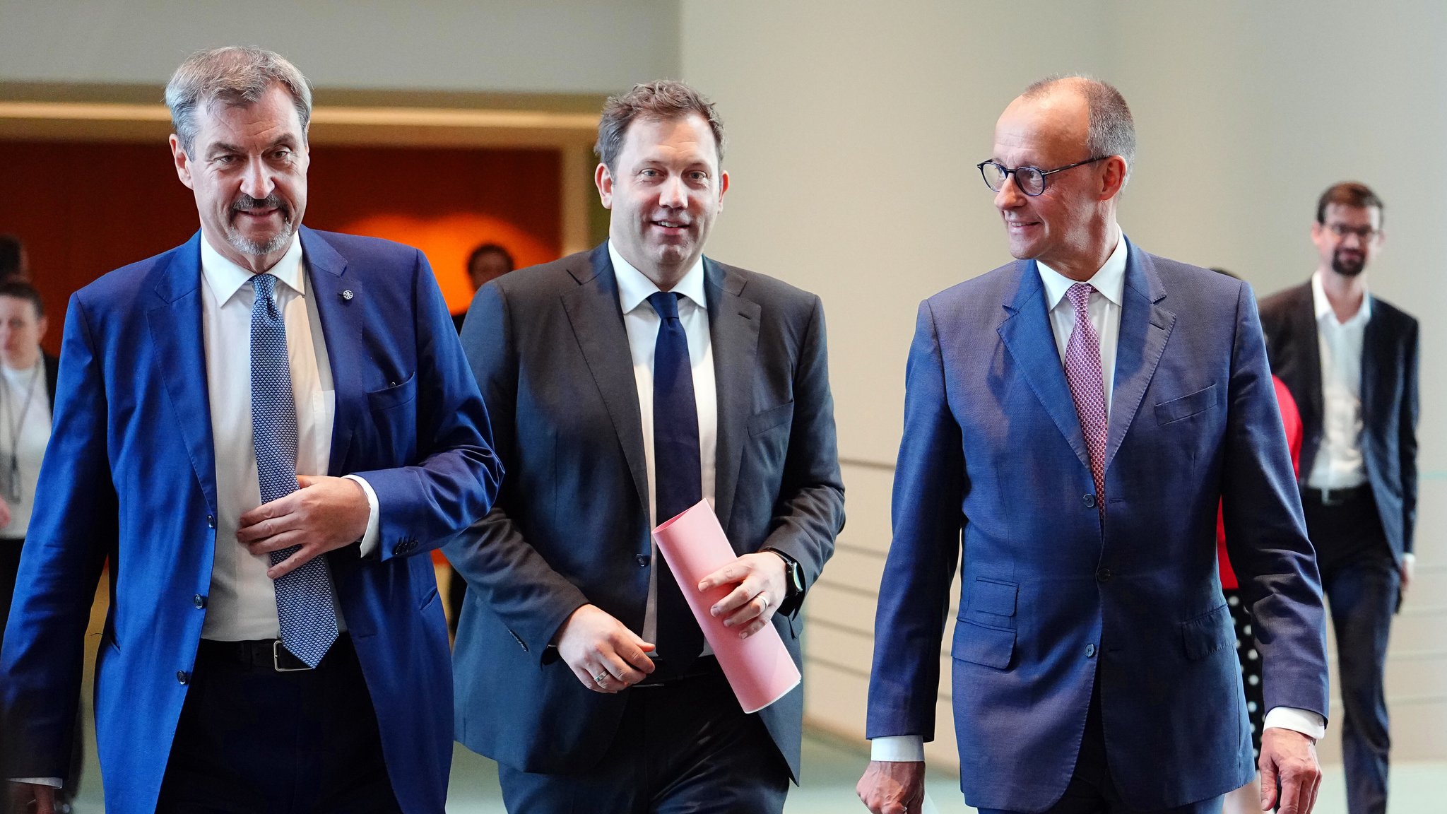 Von links: Markus Söder, Lars Klingbeil und Friedrich Merz. | Bild: picture alliance/dpa | Kay Nietfeld Von links: Markus Söder, Lars Klingbeil und Friedrich Merz.