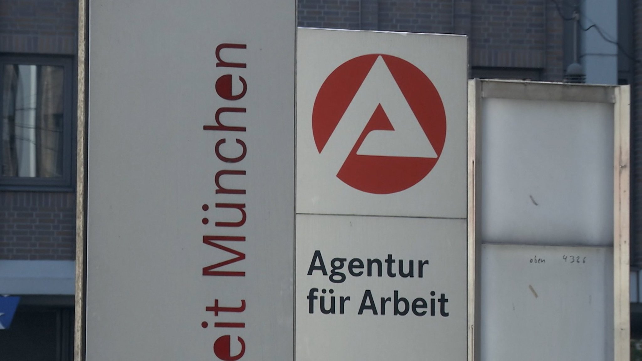 Ob Ausländer in Bayern arbeiten dürfen oder nicht, sollte nach Meinung der Landtagsgrünen vom geltenden Recht und vom wirtschaftlichen Bedarf abhängen. Ein Gutachten im Auftrag der Grünen zeigt, dass auch die Postleitzahl sehr entscheidend sein kann. | Bild: Bayerischer Rundfunk 2026 Ob Ausländer in Bayern arbeiten dürfen oder nicht, sollte nach Meinung der Landtagsgrünen vom geltenden Recht und vom wirtschaftlichen Bedarf abhängen. Ein Gutachten im Auftrag der Grünen zeigt, dass auch die Postleitzahl sehr entscheidend sein kann.