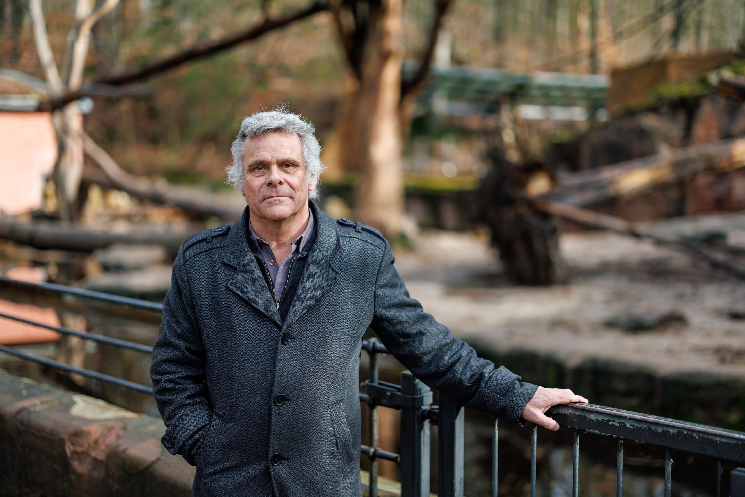 Dag Encke, Direktor des Tiergarten Nürnberg, steht an der Außenanlage der Paviane.