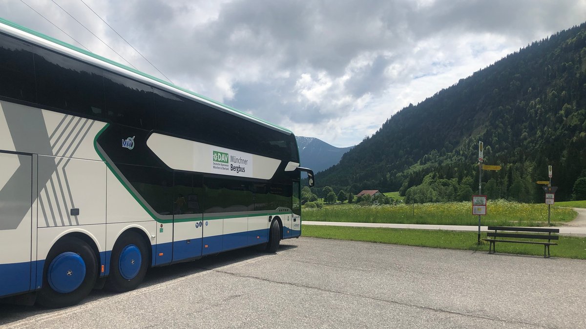 Der Münchner Bergbus in den Ammergauer Alpen. 