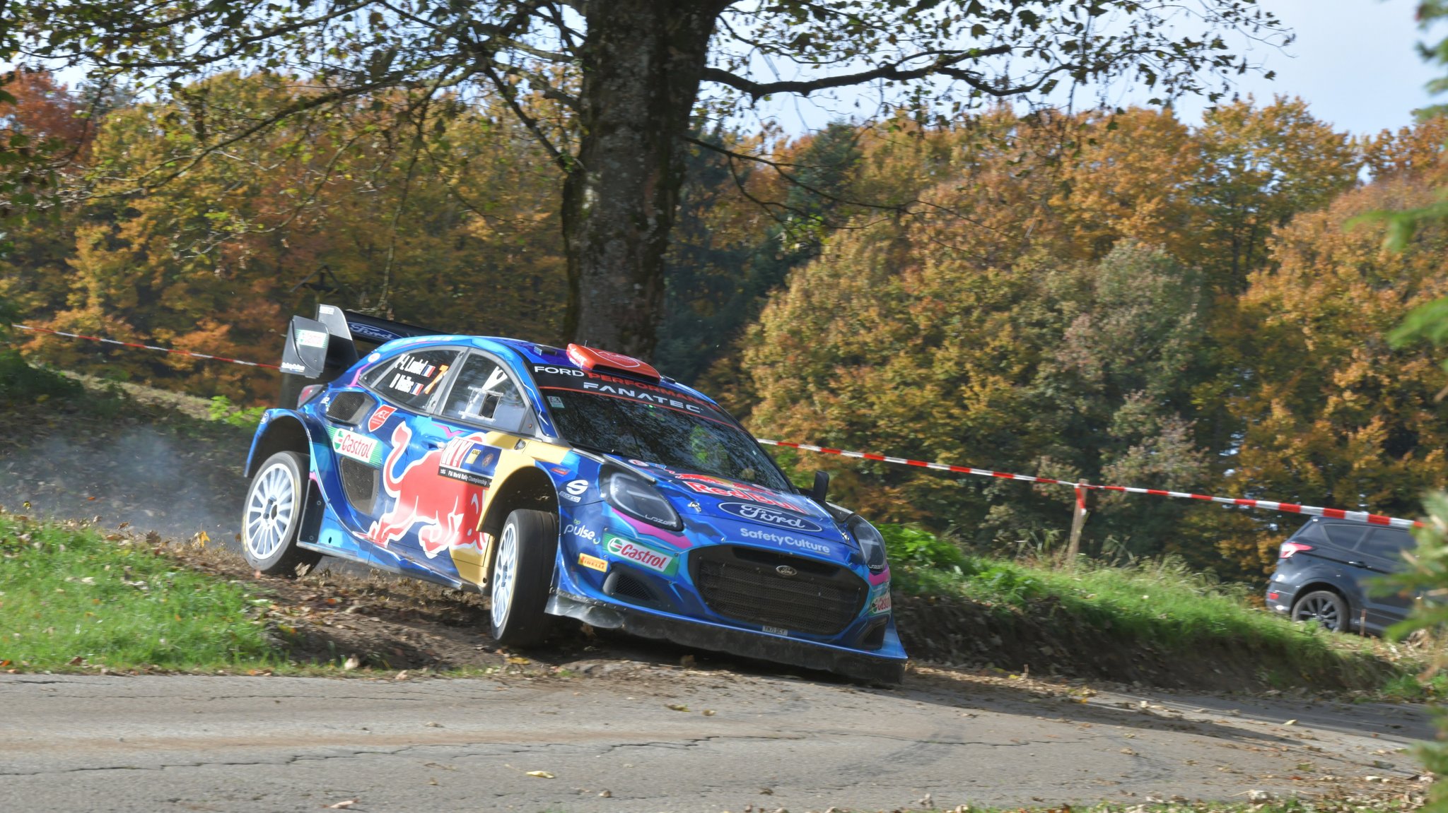 Ein Rallyewagen ist im Raum Passau unterwegs. 