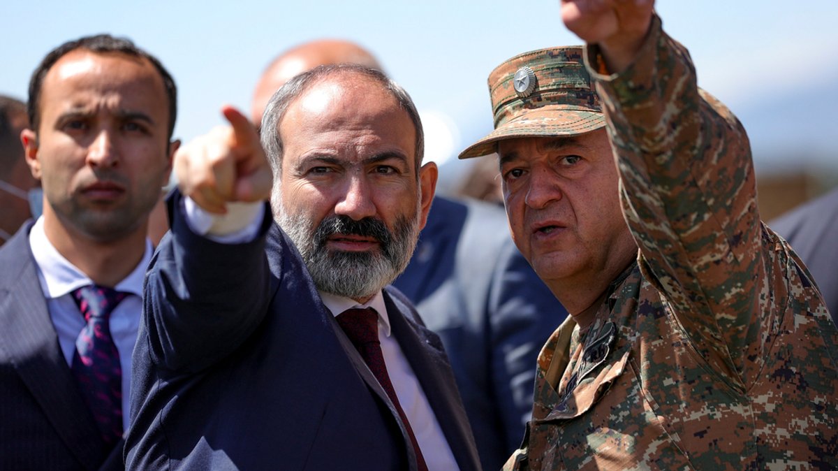 Nikol Paschinjan (M.), Ministerpräsident von Armenien, spricht mit einem Offizier der Armee in einem Dorf an der Grenze. (Archivbild von 2021)