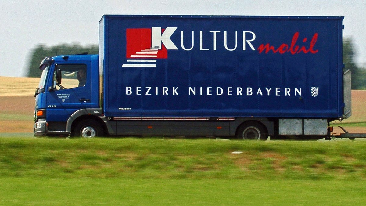 Ein Kleinlaster mit der Aufschrift "Kulturmobil" fährt durch Niederbayern