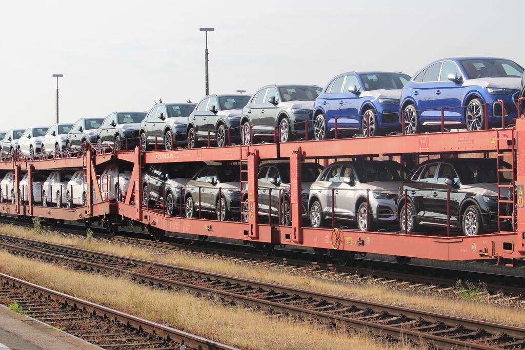  Transport von Neuwagen mit der Bahn.