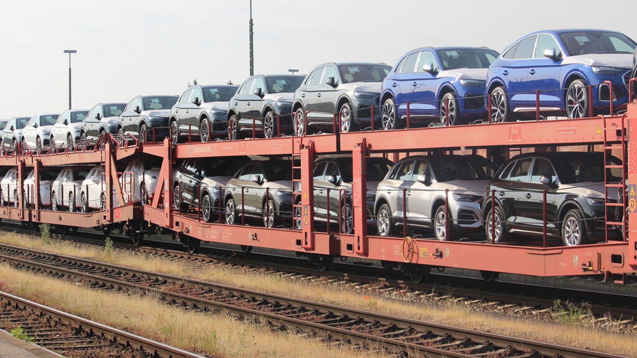  Transport von Neuwagen mit der Bahn.