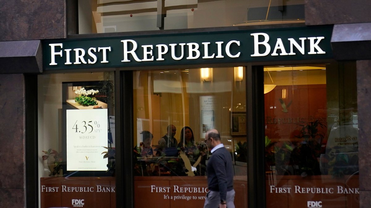 Ein Mann geht einer First Republic Bank in San Francisco vorbei.