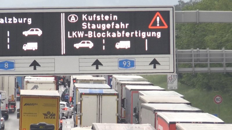 In den Streit über die Blockabfertigung für Lkw an der Grenze zu Österreich kommt Bewegung.