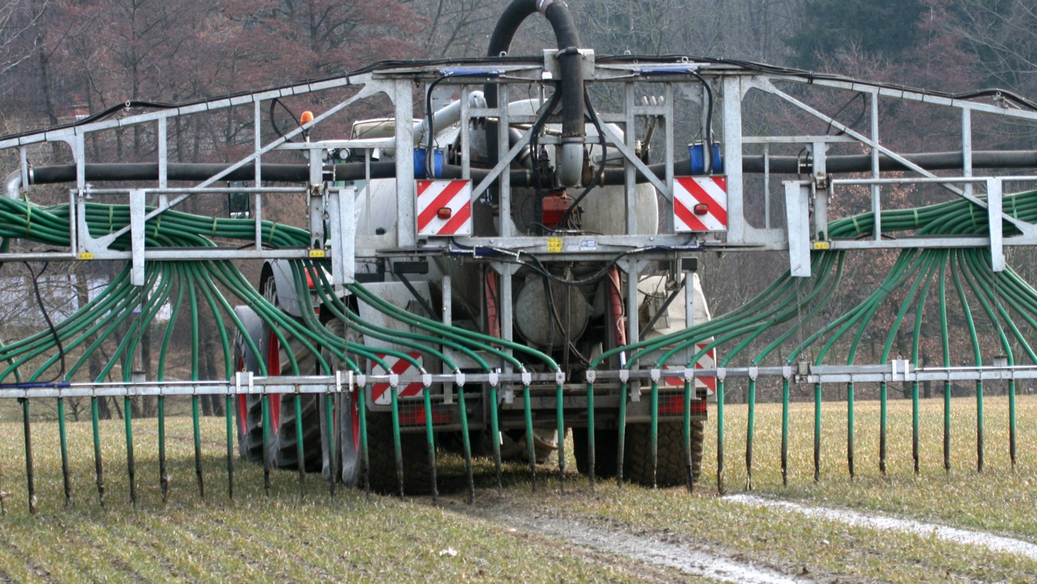 Dürfen Landwirte am Sonntag Gülle ausbringen?