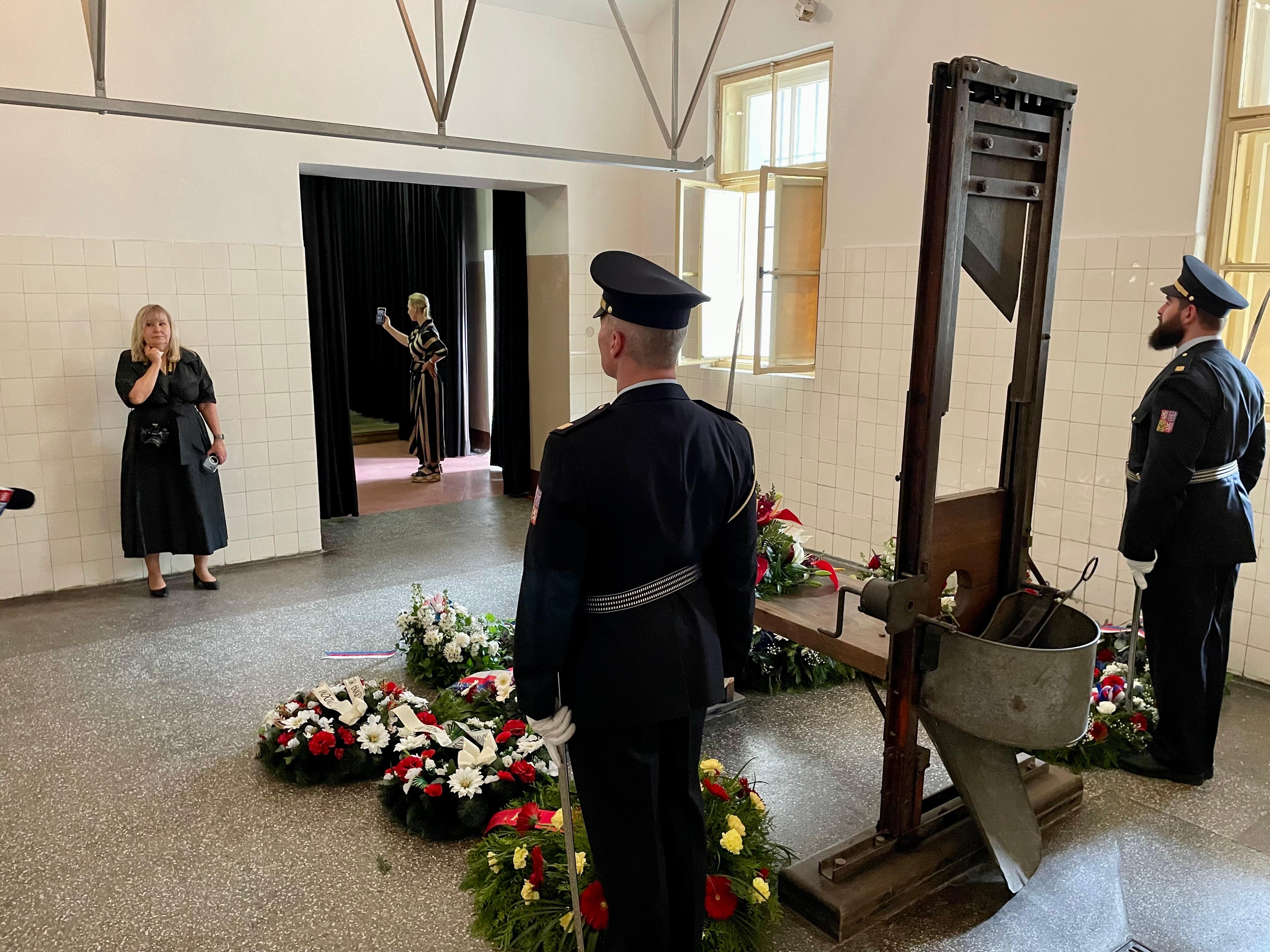 Die NS-Guillotine im Gefängnis Prag-Pankrác anlässlich einer Gedenkfeier im Mai 2024. 