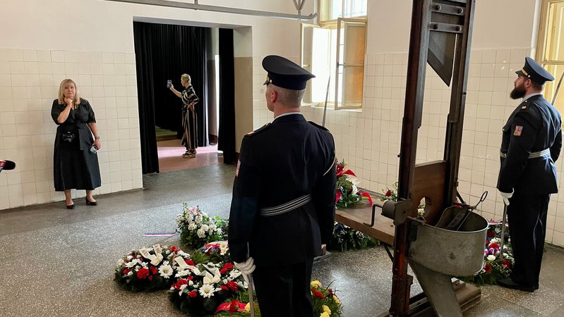 Die NS-Guillotine im Gefängnis Prag-Pankrác anlässlich einer Gedenkfeier im Mai 2024. | Bild: BR/Ulrich Trebbin Die NS-Guillotine im Gefängnis Prag-Pankrác anlässlich einer Gedenkfeier im Mai 2024.