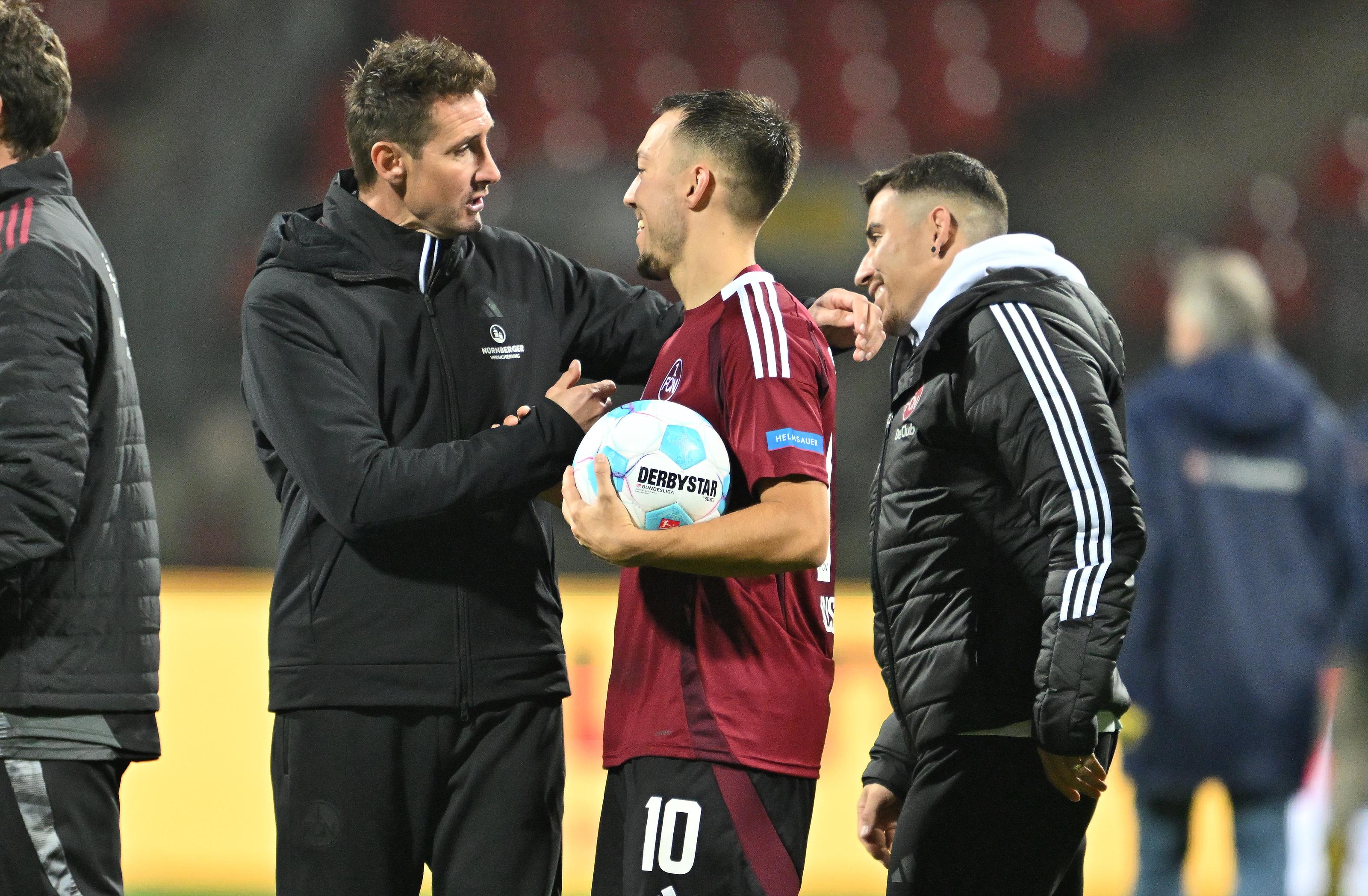 Miroslav Klose herzt Dreierpacker Julian Justvan (mit Ball)