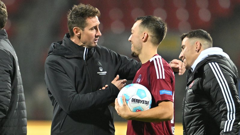 Miroslav Klose herzt Dreierpacker Julian Justvan (mit Ball) | Bild: picture-alliance / dpa Miroslav Klose herzt Dreierpacker Julian Justvan (mit Ball)