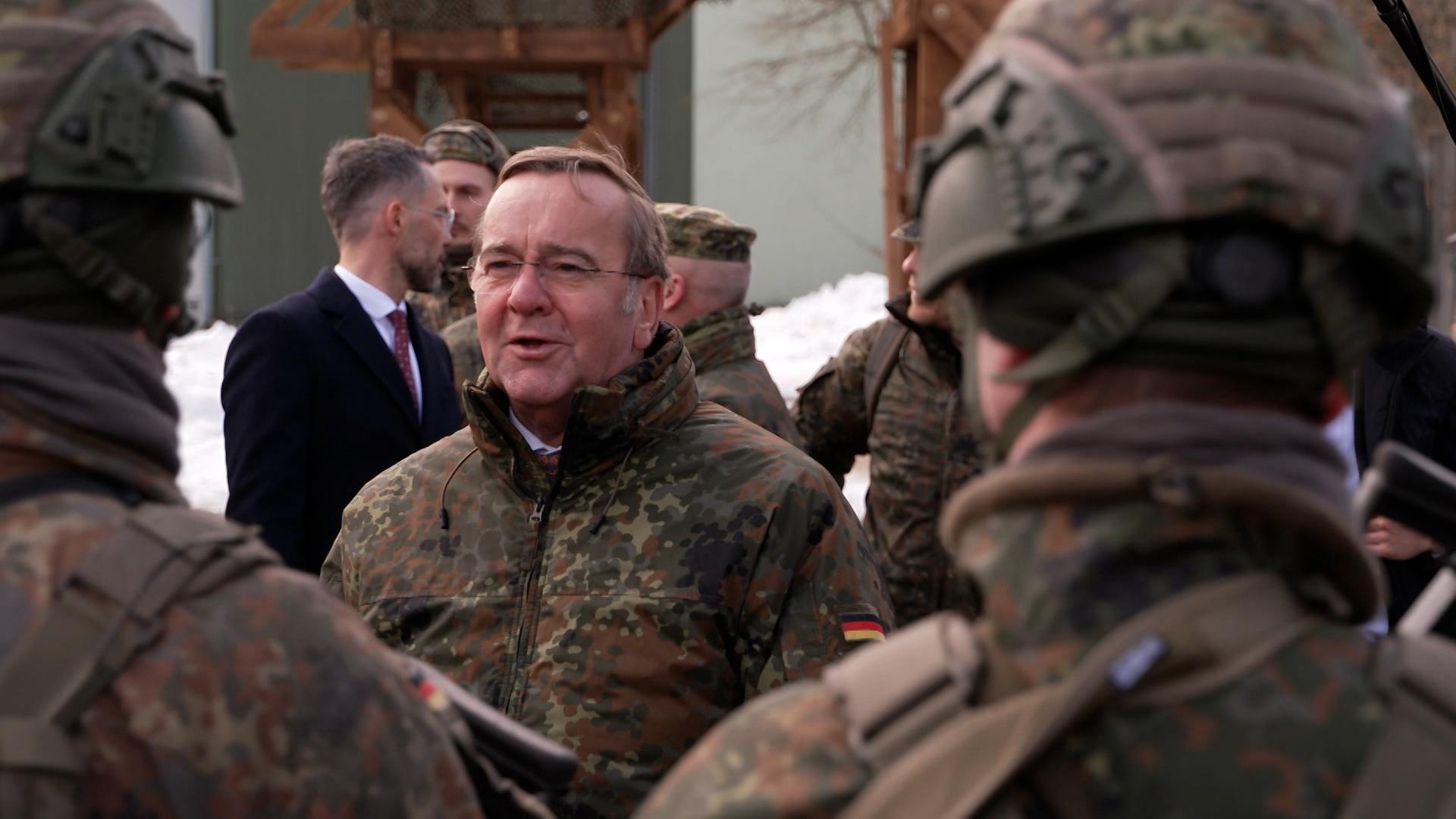 Bundesverteidigungsminister Pistorius umgeben von Soldaten in der Kaserne in Roth.