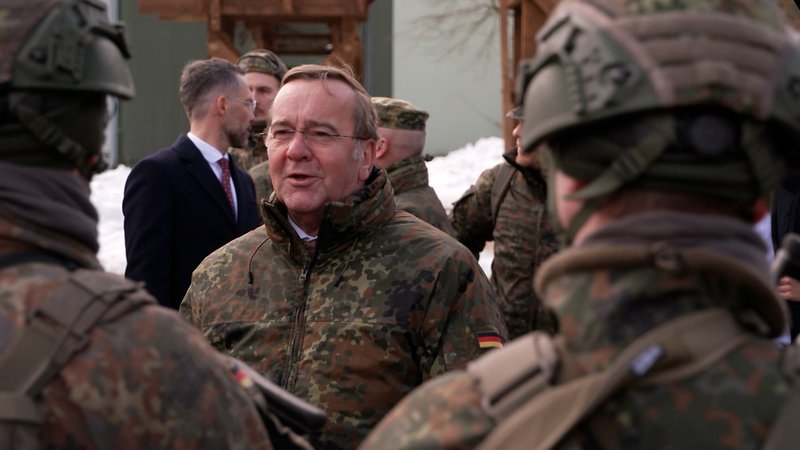 Bundesverteidigungsminister Pistorius umgeben von Soldaten in der Kaserne in Roth. | Bild: Bayerischer Rundfunk 2026 Bundesverteidigungsminister Pistorius umgeben von Soldaten in der Kaserne in Roth.