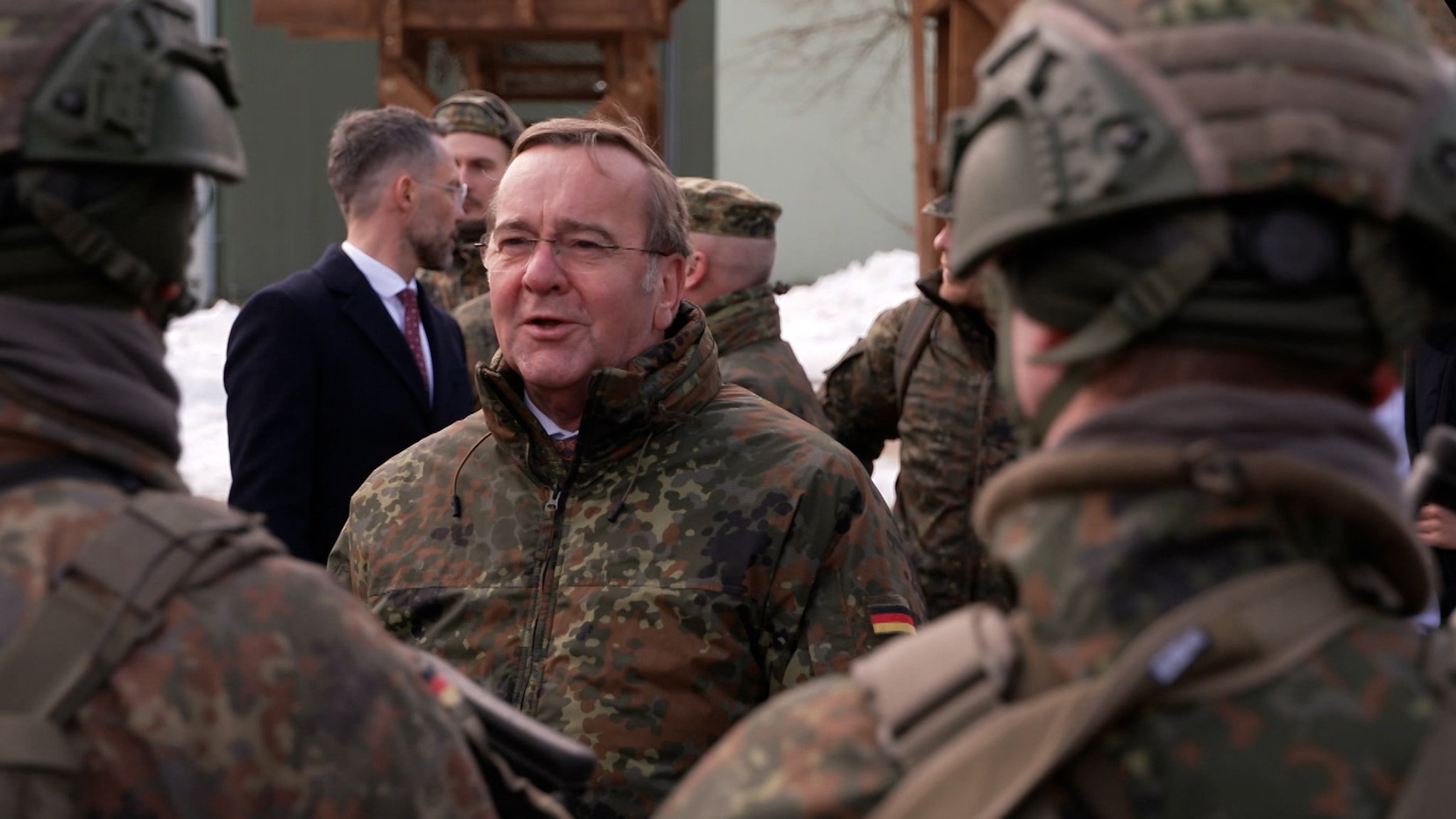 Bundesverteidigungsminister Pistorius umgeben von Soldaten in der Kaserne in Roth.