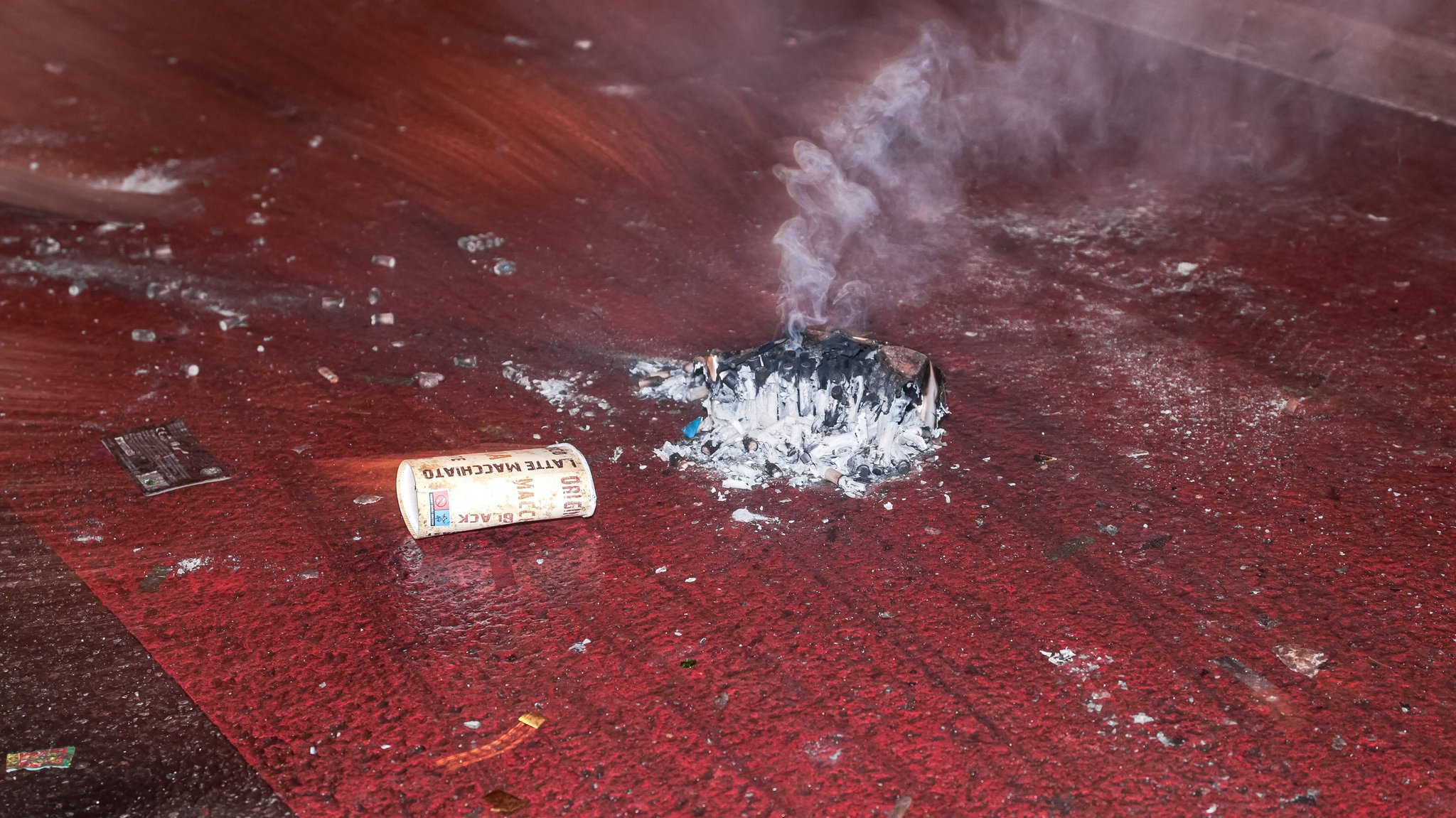 Gezündete Feuerwerkskörper liegen auf dem Boden. | Bild: picture alliance / SZ Photo | Leonhard Simon Gezündete Feuerwerkskörper liegen auf dem Boden.