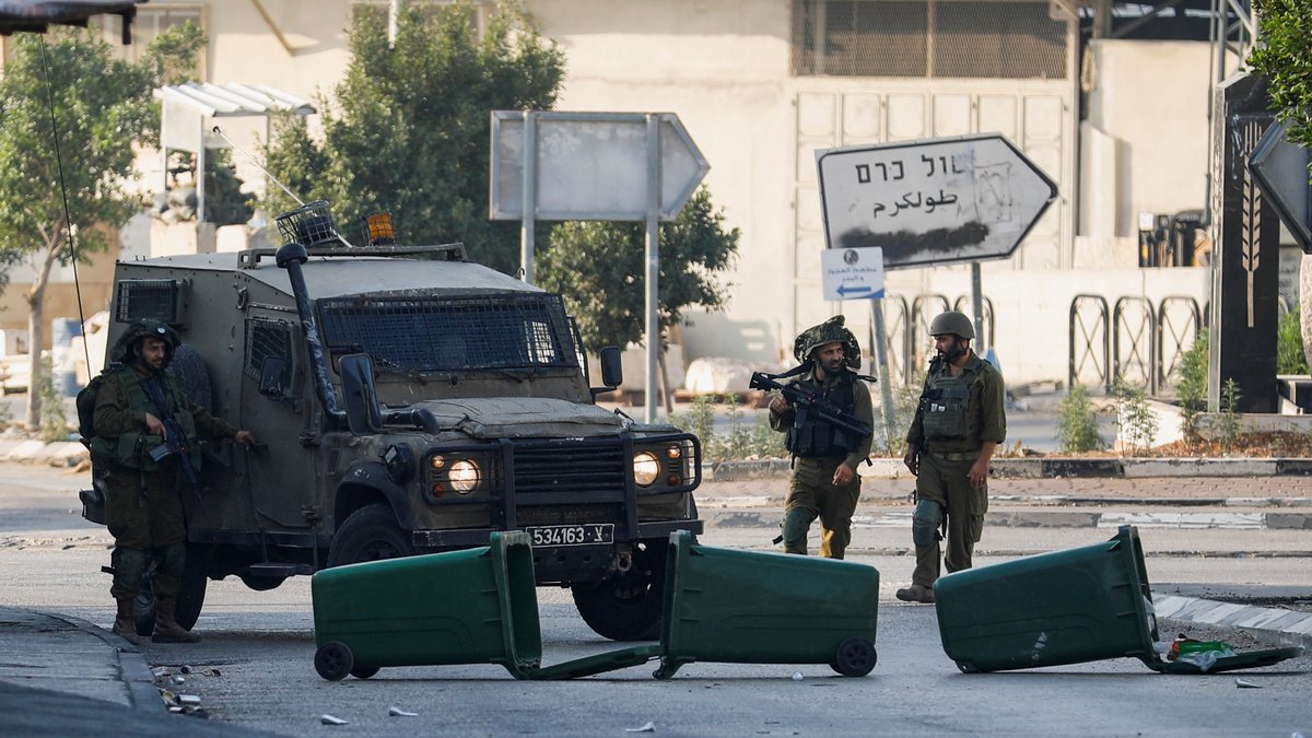 Israelische Soldaten im Westjordanland halten Wache nach einem Fall von Siedlergewalt.