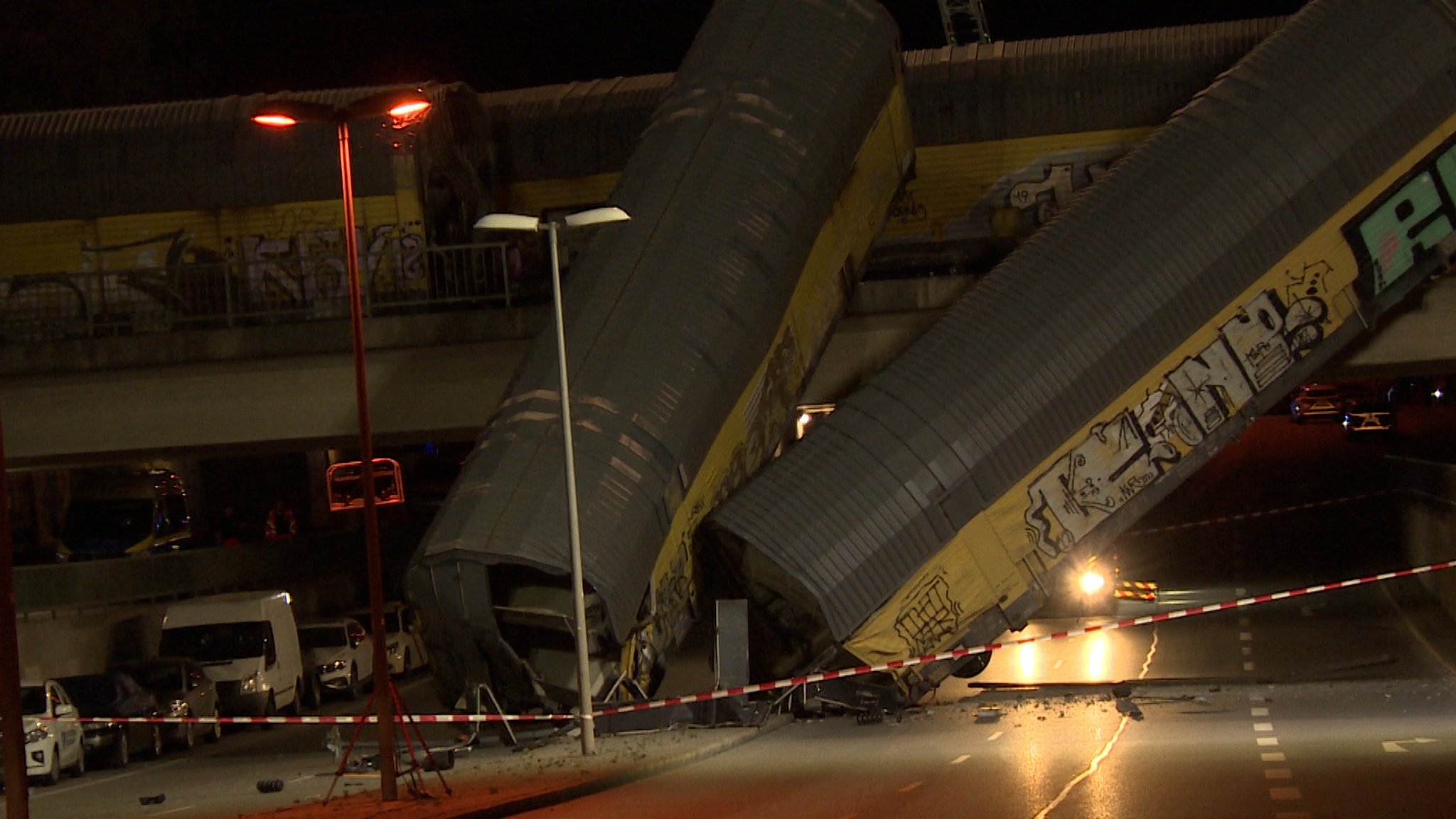 In der Nacht sind in München zwei Waggons eines Güterzugs von einer Brücke gestürzt. | Bild: BR In der Nacht sind in München zwei Waggons eines Güterzugs von einer Brücke gestürzt.