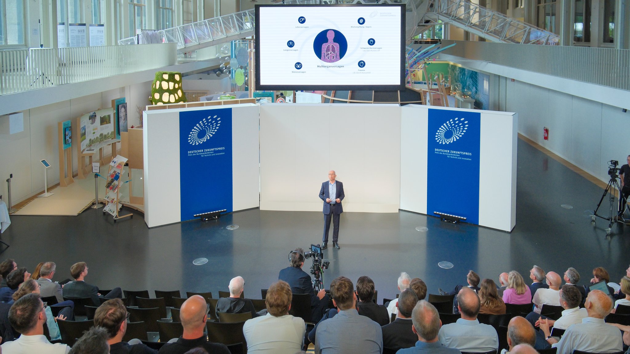 Einer der beteiligten Forscher stellt im Deutschen Museum in München sein für den Deutschen Zukunftspreis nominiertes Projekt vor.