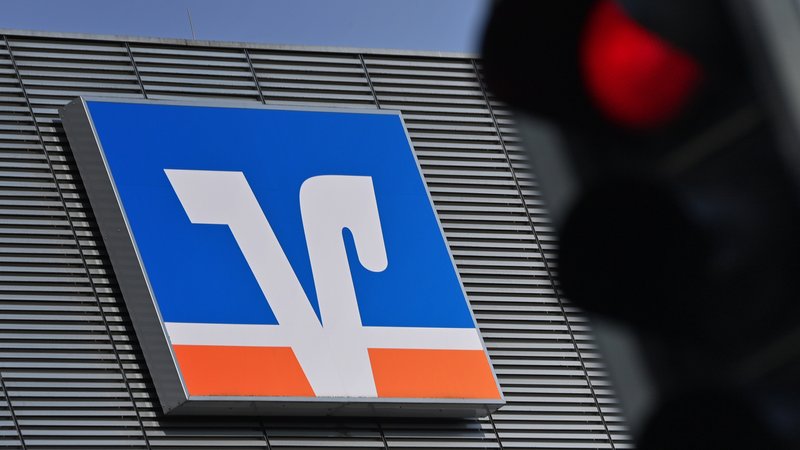 Nach einer angespannten Generalversammlung bei der RSA Bank stehen drei Dinge fest: Vorstand und Aufsichtsrat wurden nicht entlastet, es soll ein neuer Prüfverband her – und das Vertrauen zwischen Genossenschaftsmitgliedern und Vorstand ist zerstört. | Bild: picture alliance / SVEN SIMON | Frank Hoermann / SVEN SIMON Nach einer angespannten Generalversammlung bei der RSA Bank stehen drei Dinge fest: Vorstand und Aufsichtsrat wurden nicht entlastet, es soll ein neuer Prüfverband her – und das Vertrauen zwischen Genossenschaftsmitgliedern und Vorstand ist zerstört.