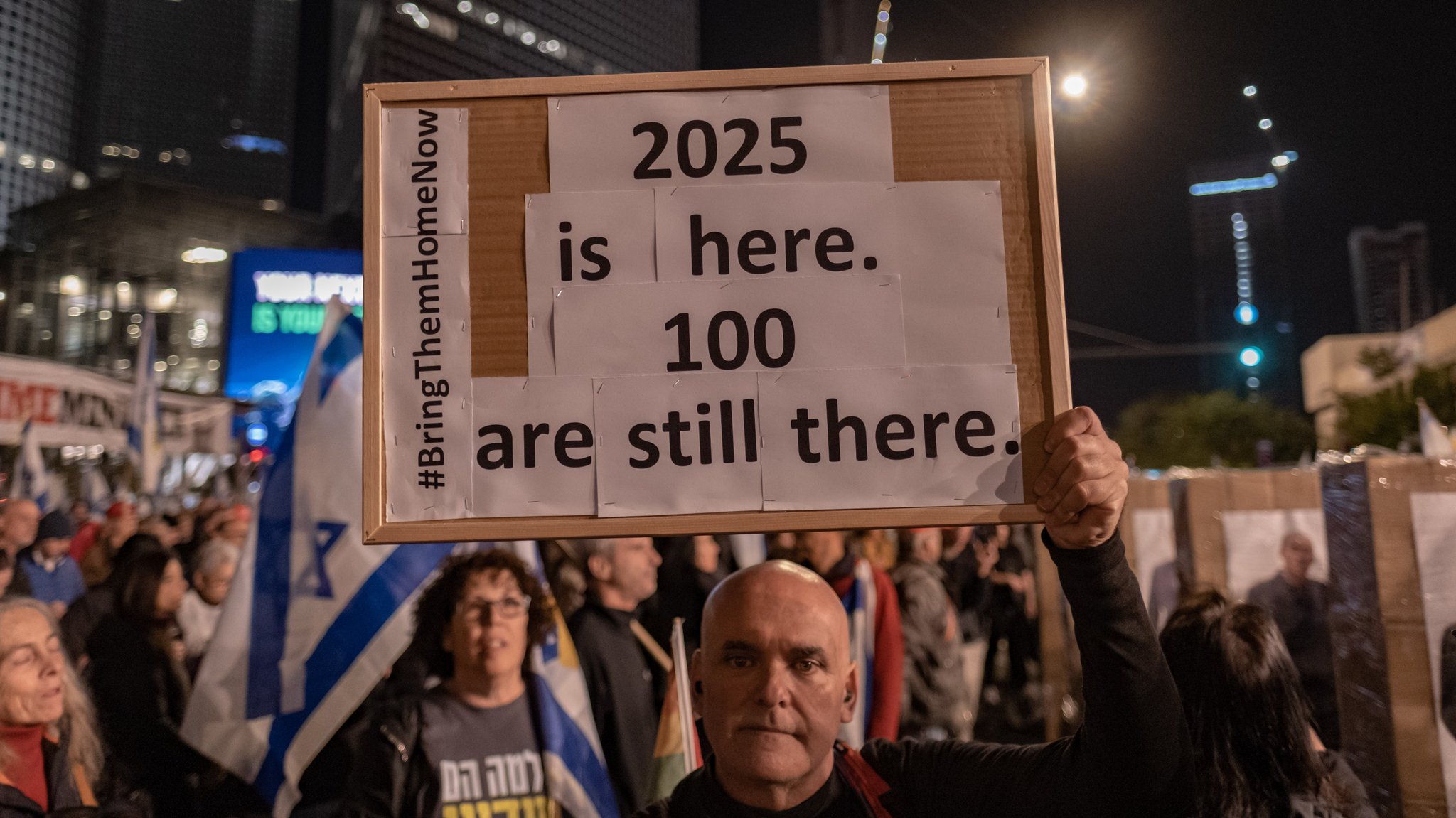 ARCHIV (04.01.2025): Protestierende erinnern an die 100 israelischen Geiseln, die sich noch in der Gewalt der Hams befinden.