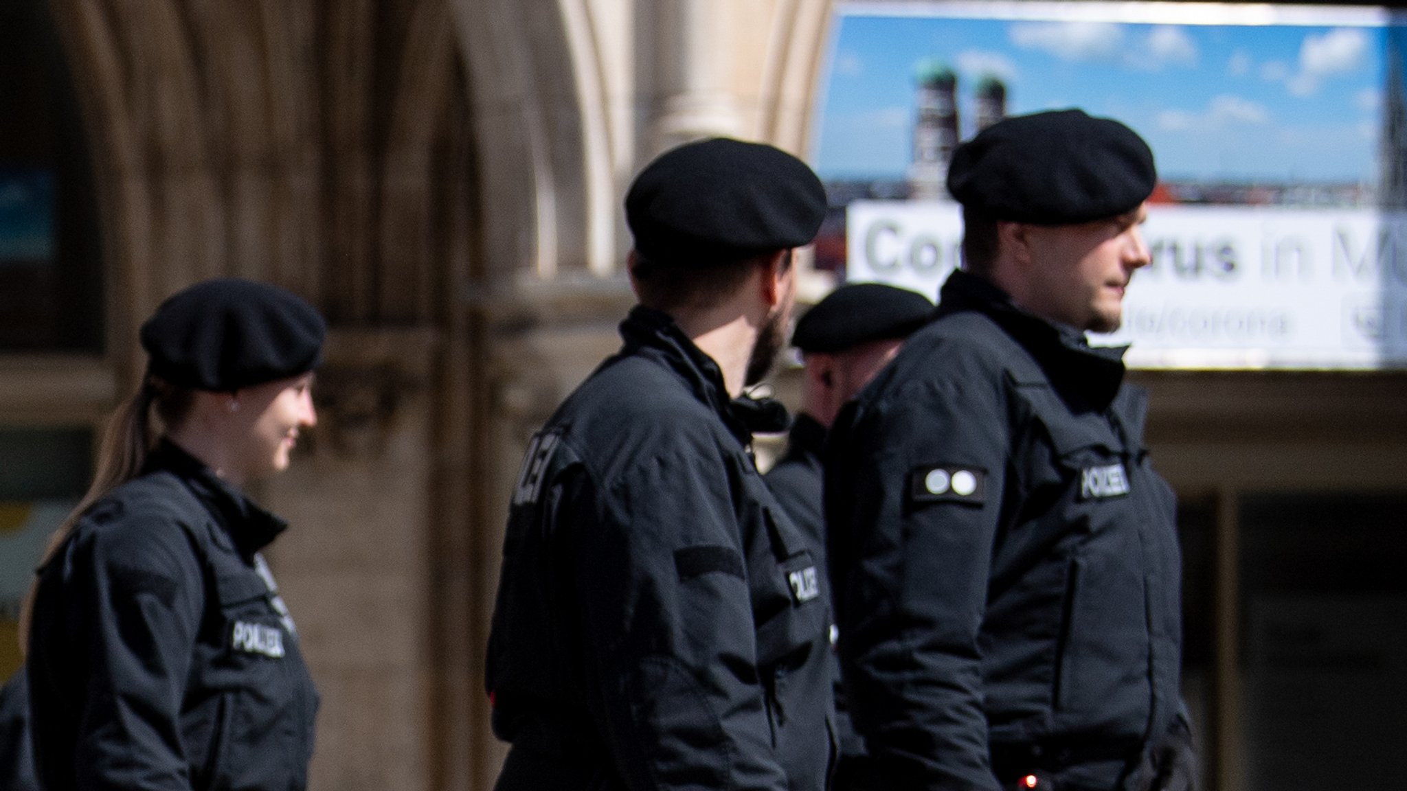 Polizisten in München im April bei einer Kundgebung