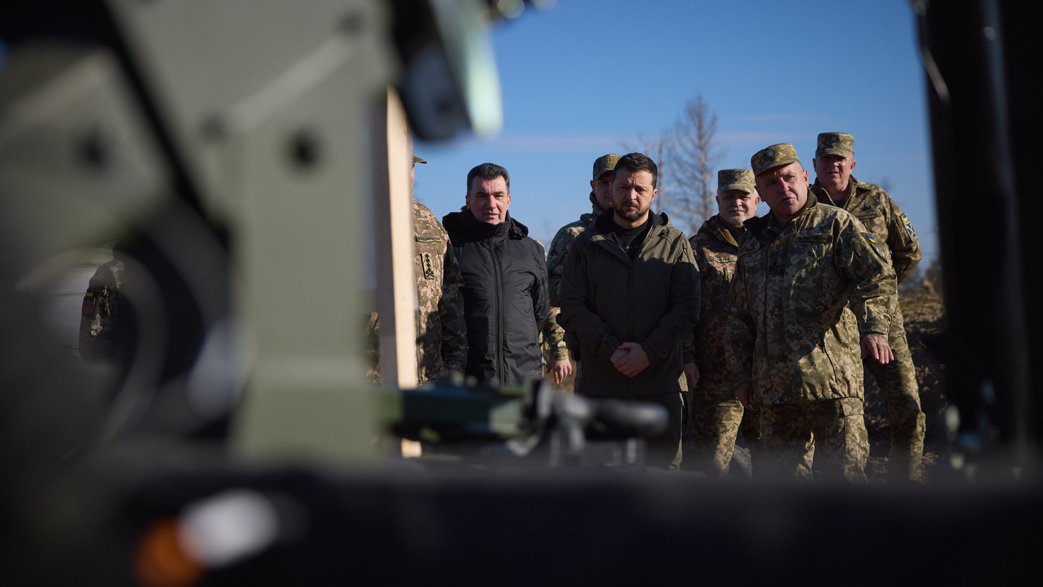 Der ukrainische Präsident Selenkyji (Mitte) fordert mehr Unterstützung für die Luftwaffe seines Landes.