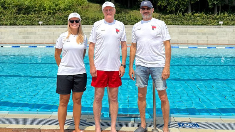 Im Freibad Parsberg: Bademeisterin Lisa Kleebauer, Bürgermeister Josef Bauer und Geschäftsleiter Stefan Schmidmeier stehen vor einem Schwimmbecken. | Bild: Stadt Parsberg/Andreas Pöller Im Freibad Parsberg: Bademeisterin Lisa Kleebauer, Bürgermeister Josef Bauer und Geschäftsleiter Stefan Schmidmeier stehen vor einem Schwimmbecken.