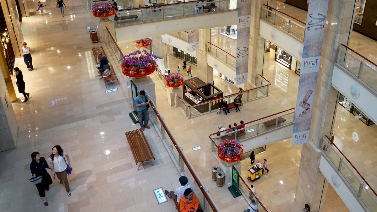 Blick in ein großes Einkaufzentrum in dem nur wenige Menschen unterwegs sind. Zu Beginn des neuen Jahres ist offenbar keine Konsumlaune spürbar