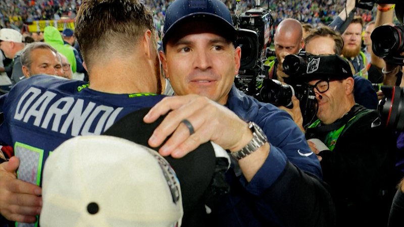 Elf Jahre nach dem Drama gegen die Patriots feiern die Fans der Seattle Seahawks die Revanche. Im 60. Super Bowl gewinnt der Favorit die Partie souverän. | Bild: BR24 Elf Jahre nach dem Drama gegen die Patriots feiern die Fans der Seattle Seahawks die Revanche. Im 60. Super Bowl gewinnt der Favorit die Partie souverän.