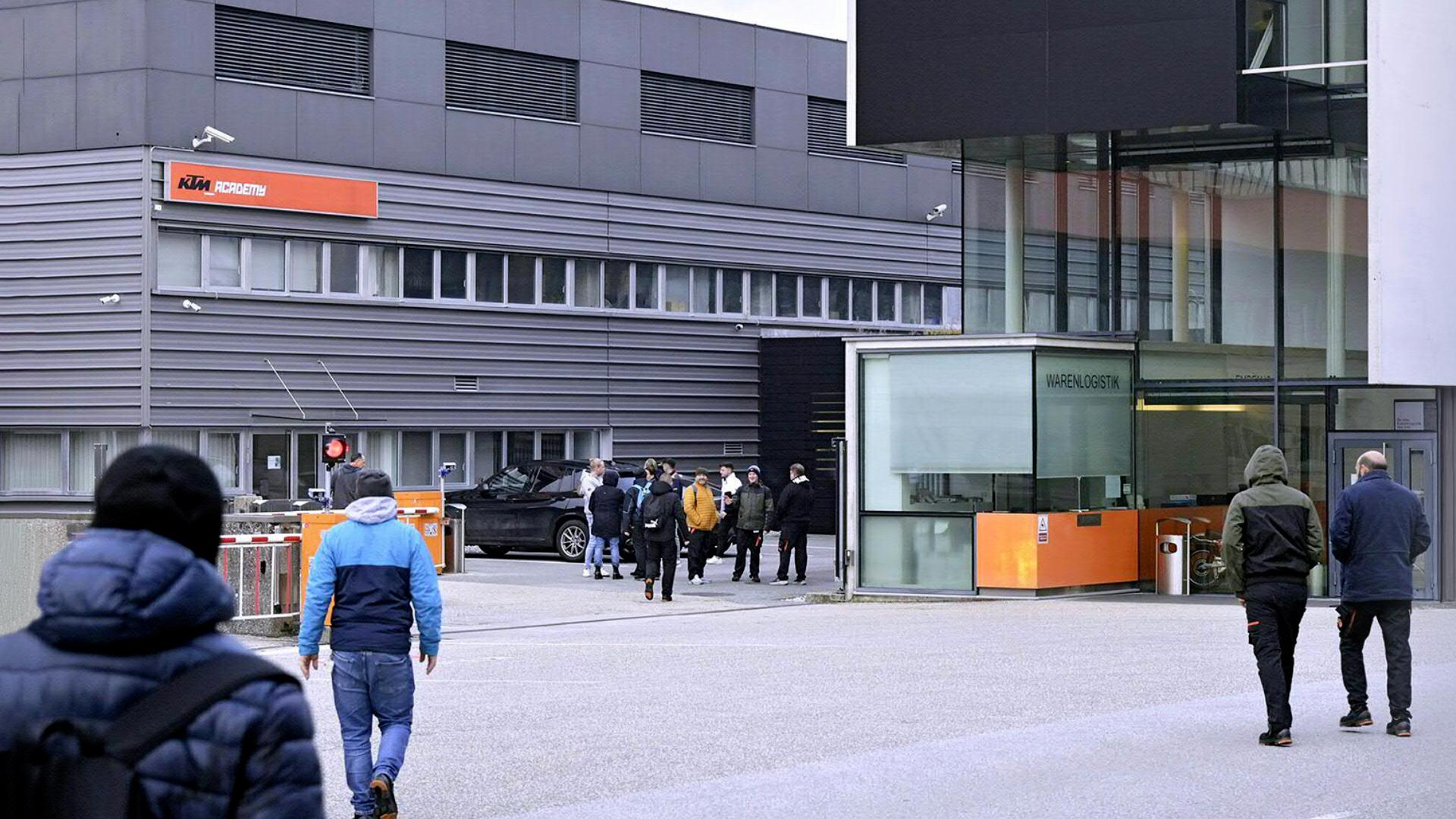 Wegen einer ungeklärten Rechtslage stehen derzeit bayerische Arbeitnehmer des insolventen Motorradherstellers KTM in Mattighofen ohne Geld da.