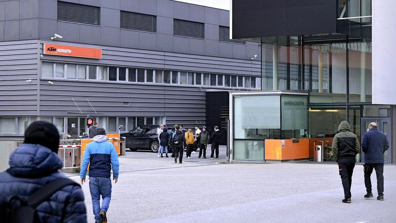 Wegen einer ungeklärten Rechtslage stehen derzeit bayerische Arbeitnehmer des insolventen Motorradherstellers KTM in Mattighofen ohne Geld da. | Bild: BR Wegen einer ungeklärten Rechtslage stehen derzeit bayerische Arbeitnehmer des insolventen Motorradherstellers KTM in Mattighofen ohne Geld da.