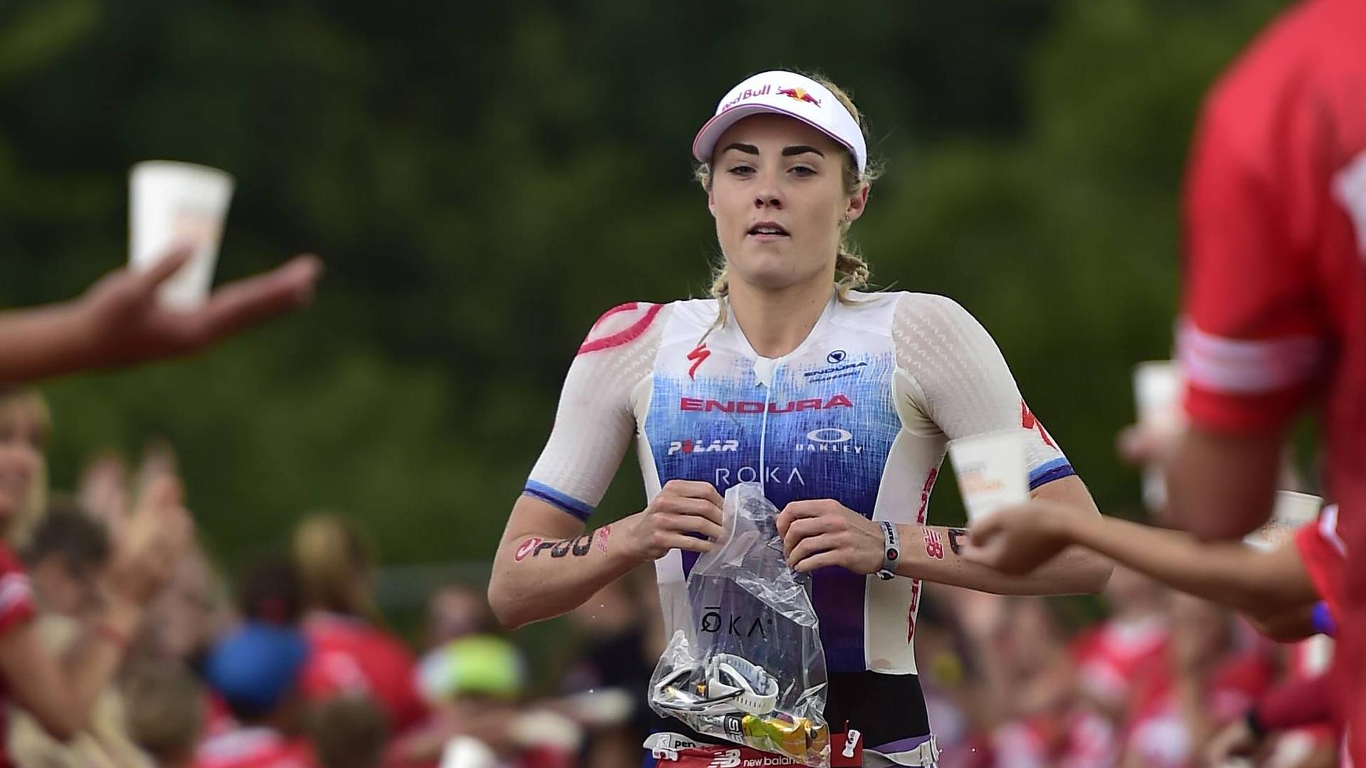 Lucy Charles-Barclay beim Triathlon Roth 2019 beim Wechsel auf die Laufstrecke | Bild: imago images/Zink Lucy Charles-Barclay beim Triathlon Roth 2019 beim Wechsel auf die Laufstrecke