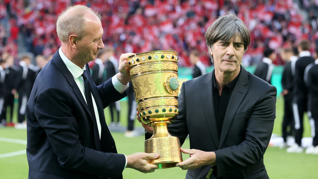 Perry Bräutigam und Joachim Löw (r.) mit dem DFB-Pokal