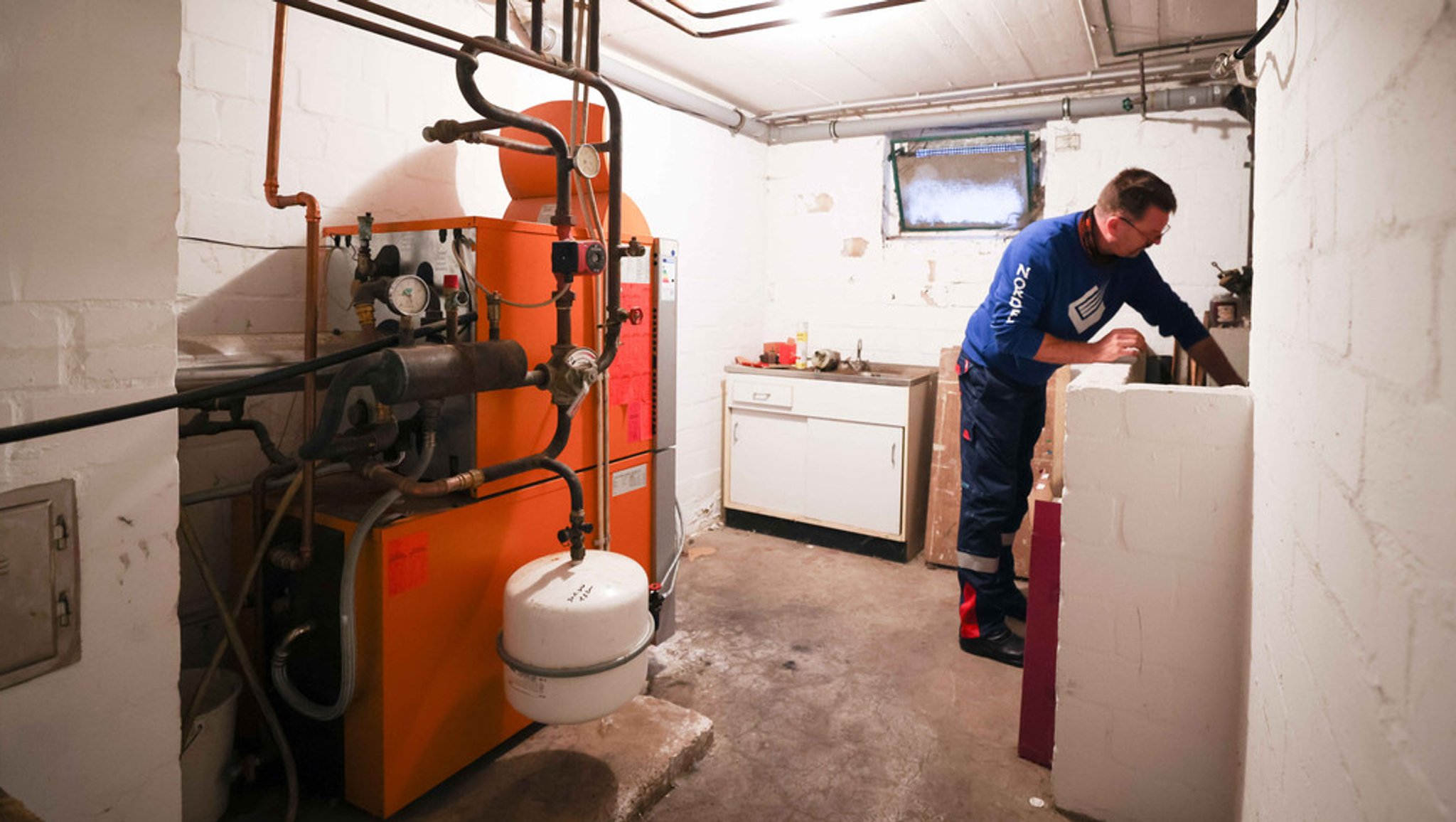 Handwerker in Heizungskeller