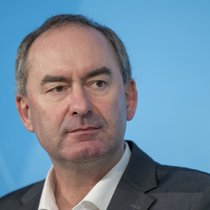 Hubert Aiwanger zur Hochwasserlage | Bild: dpa-Bildfunk/Peter Kneffel