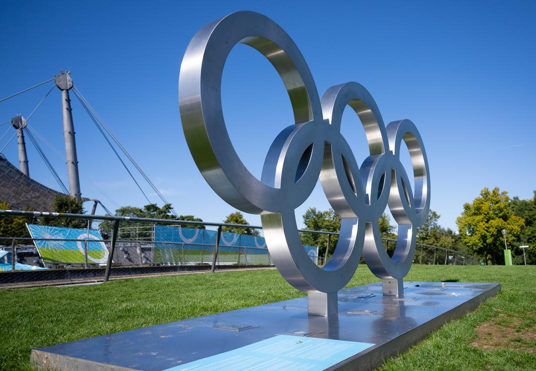 Olympische Ringe vor Münchner Olympiastadion 
