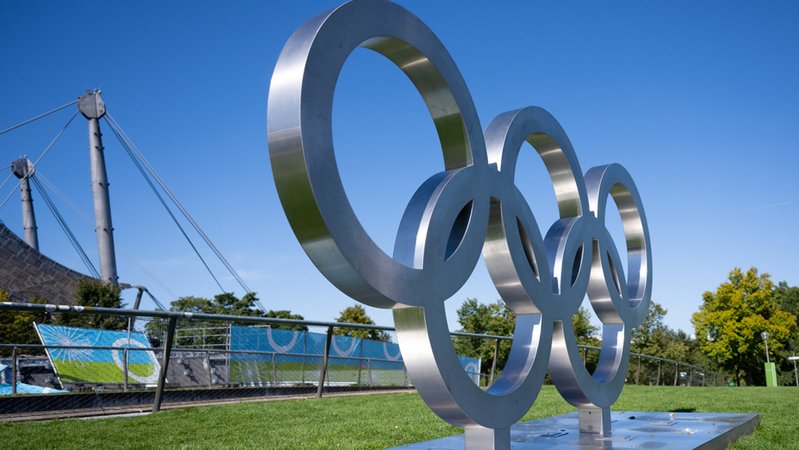 Olympische Ringe vor Münchner Olympiastadion | Bild: dpa-Bildfunk Olympische Ringe vor Münchner Olympiastadion