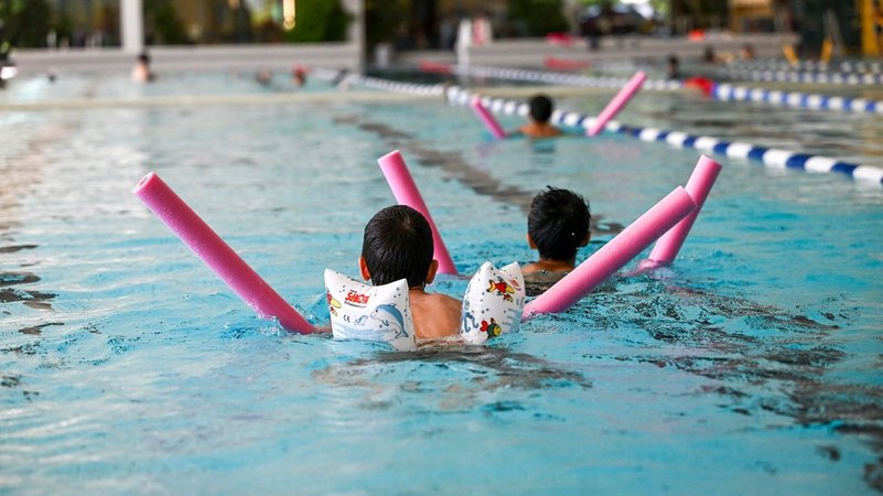 Symbolbild: Schwimmkurs für Kinder | Bild: Bildrechte: dpa-Bildfunk/Jens Kalaene Symbolbild: Schwimmkurs für Kinder