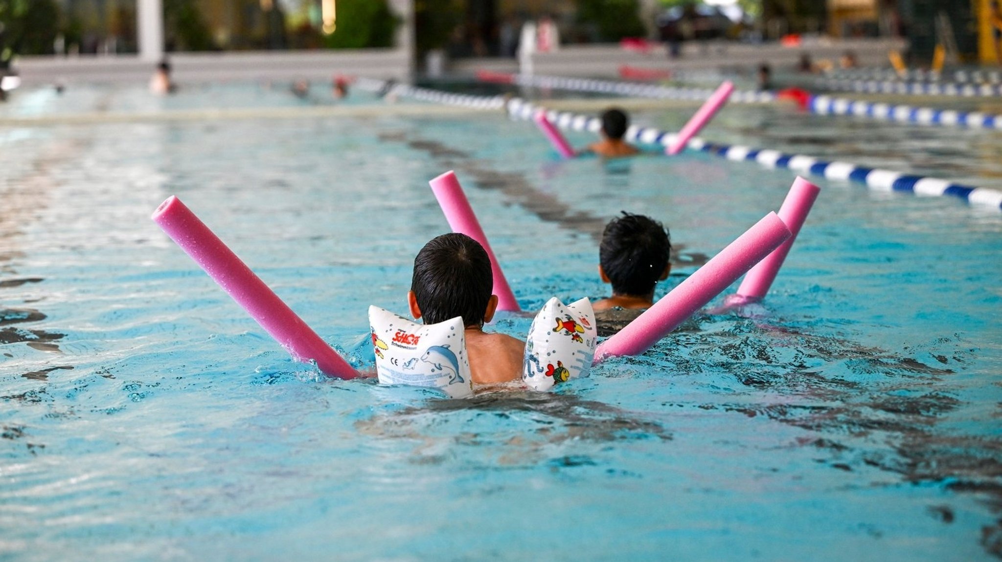 Symbolbild: Schwimmkurs für Kinder