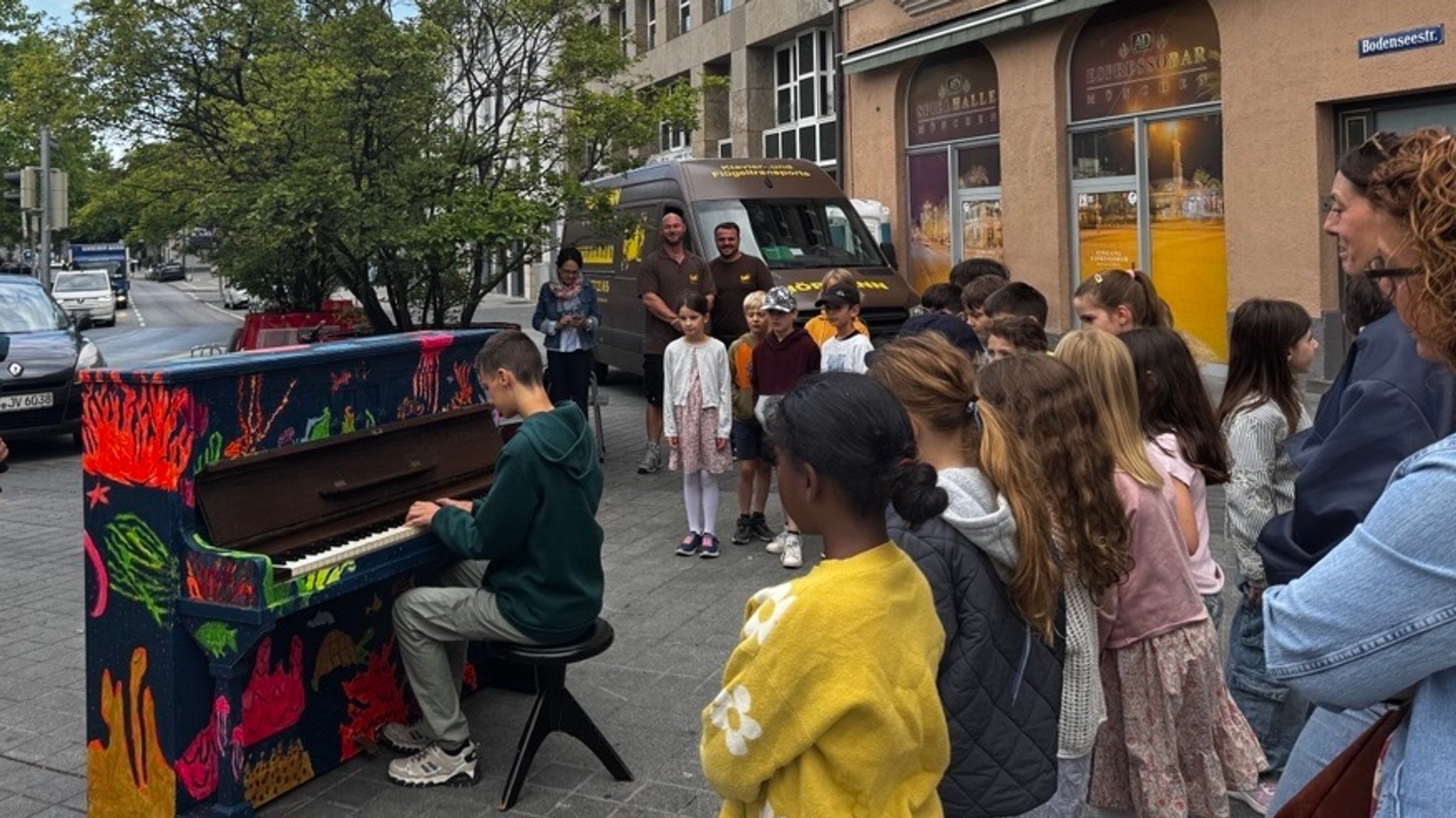 Das Korallen-Klavier bleibt den ganzen Juni hier auf dem Pasinger Marienplatz stehen. | Bild: BR / Ramona Dinauer Das Korallen-Klavier bleibt den ganzen Juni hier auf dem Pasinger Marienplatz stehen.