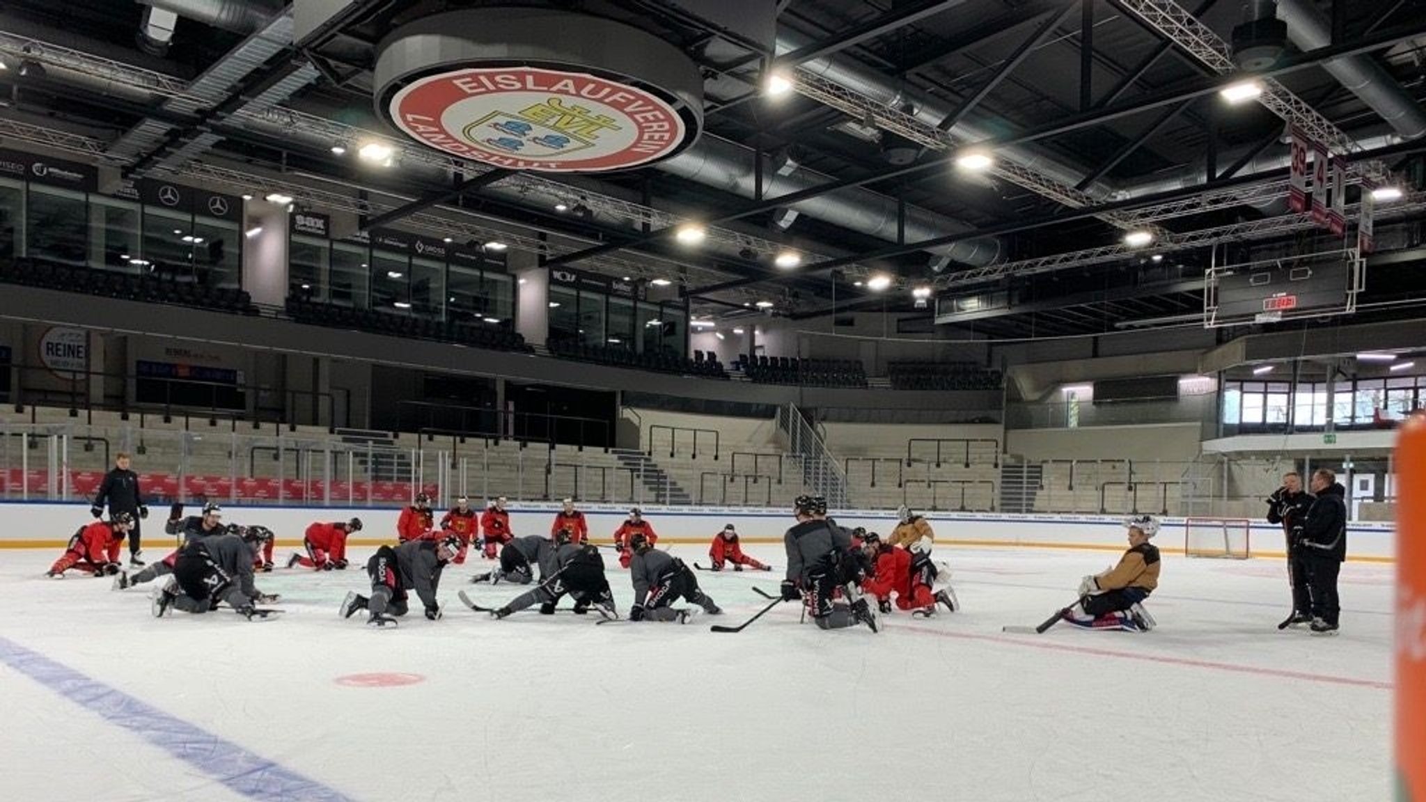 Die DEB-Nationalmannschaft im Training im  Landshuter Eisstadion.