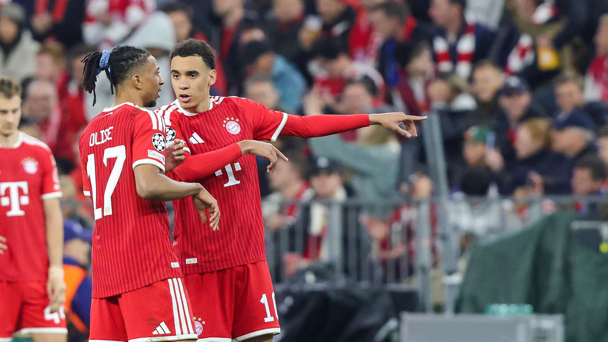 FC-Bayern-Spieler Michael Olise und Jamal Musiala (rechts) im Gespräch | Bild: picture alliance / firo Sportphoto | Sebastian El-Saqqa FC-Bayern-Spieler Michael Olise und Jamal Musiala (rechts) im Gespräch