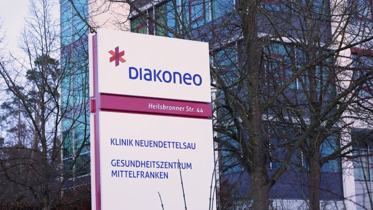 Das Eingangsschild samt Klinik-Logo an der Diakoneo-Klinik in Neuendettelsau.